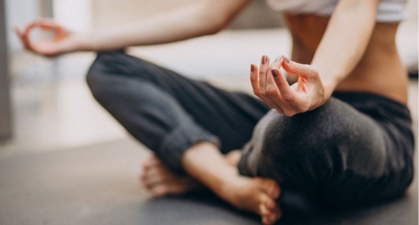 Femme qui fait du yoga